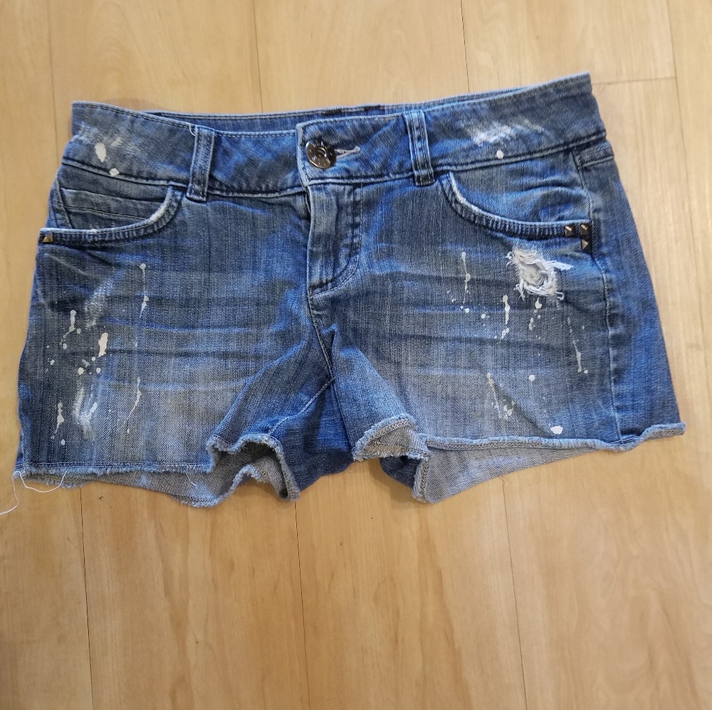 ELLE Destroyed, Paint-splattered shorts